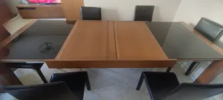Mesa de nogal y cristal, madera maciza.Sillas piel