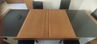 Mesa de nogal y cristal, madera maciza.Sillas piel