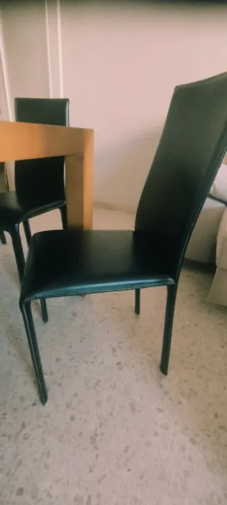 Mesa de nogal y cristal, madera maciza.Sillas piel