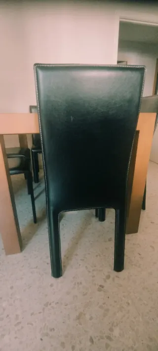 Mesa de nogal y cristal, madera maciza.Sillas piel