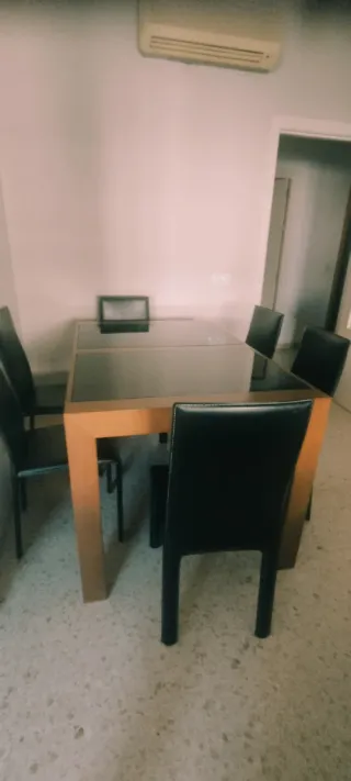 Mesa de nogal y cristal, madera maciza.Sillas piel