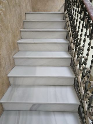 Pulido y abrillantado de escaleras de mármol