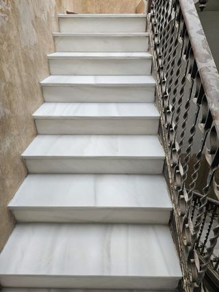Pulido y abrillantado de escaleras de mármol