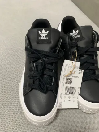 Botines Adidas Negros y Blancos No tiene la caja