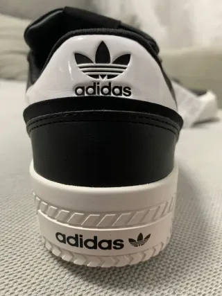 Botines Adidas Negros y Blancos No tiene la caja