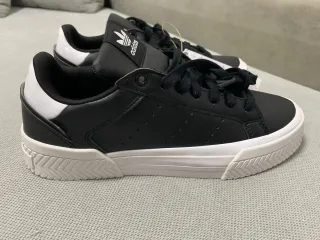 Botines Adidas Negros y Blancos No tiene la caja