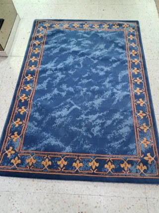 Alfombra azul con detalles dorados