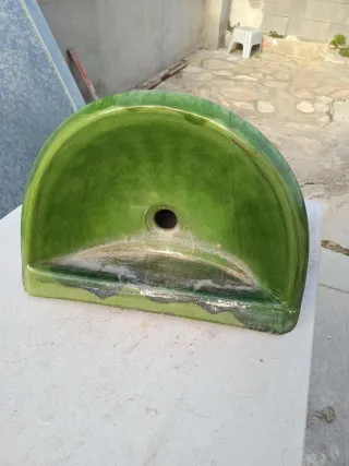Fuente antigua de cerámica verde