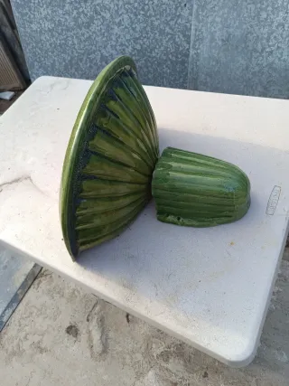 Fuente antigua de cerámica verde