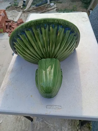 Fuente antigua de cerámica verde