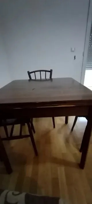 Mesa de comedor cuadrada de madera