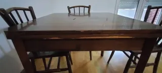 Mesa de comedor cuadrada de madera