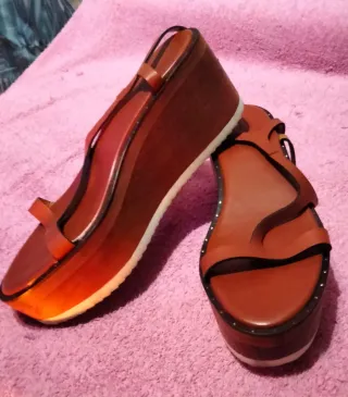 Sandalias de cuña marrones