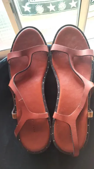 Sandalias de cuña marrones