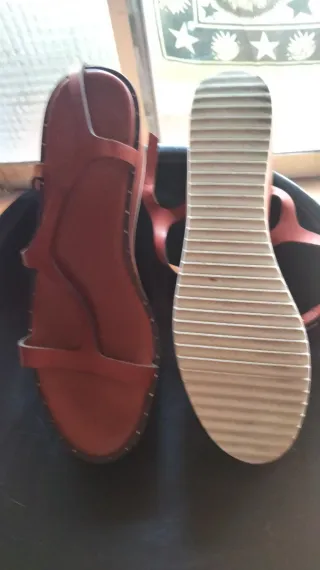 Sandalias de cuña marrones