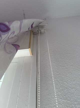 Estor púrpura y blanco con estampado