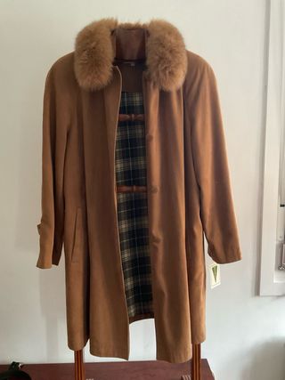 Abrigo Delgado Marrón con Cuello de Pelo