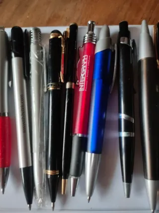 Lote 28 bolígrafos variados