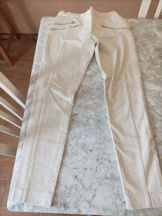 Pantalones beige con cremalleras