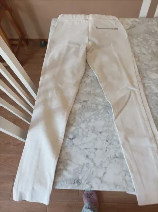 Pantalones beige con cremalleras