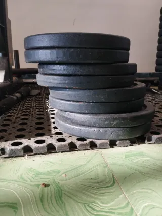 Discos de pesas y barra musculación