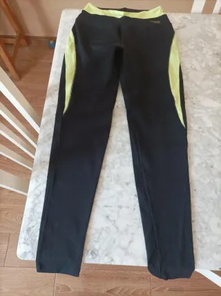 Pantalón deportivo negro y verde