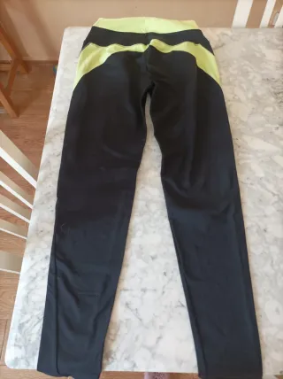 Pantalón deportivo negro y verde