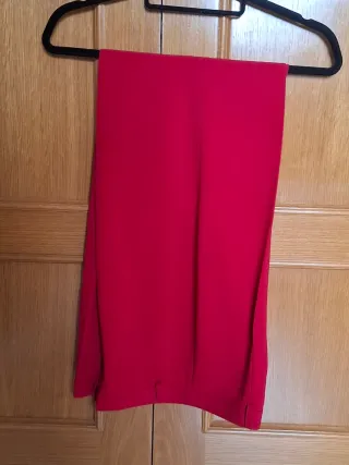 Traje rojo chaqueta y pantalón.