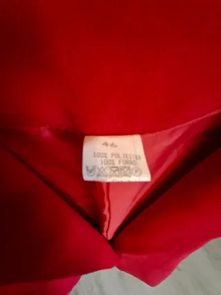 Traje rojo chaqueta y pantalón.