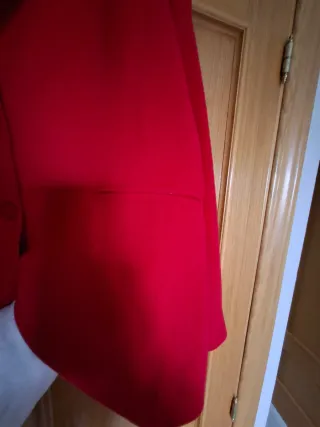 Traje rojo chaqueta y pantalón.