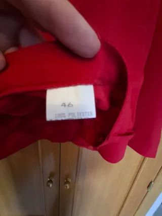 Traje rojo chaqueta y pantalón.