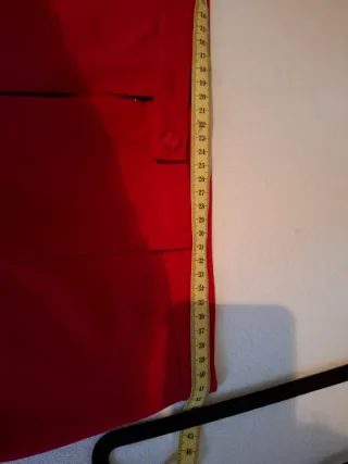 Traje rojo chaqueta y pantalón.