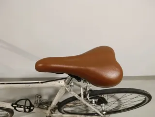 Bicicleta de ciudad blanca