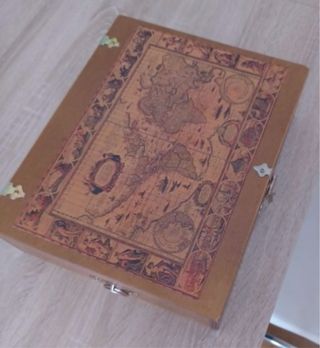 Caja de vino vintage decorada con mapa antiguo