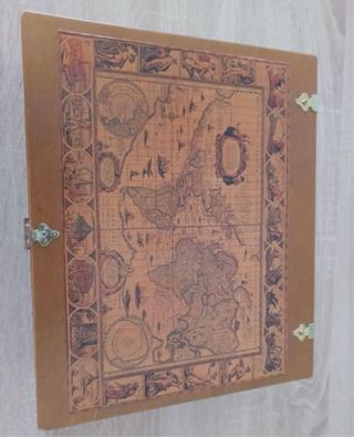 Caja de vino vintage decorada con mapa antiguo