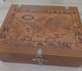 Caja de vino vintage decorada con mapa antiguo