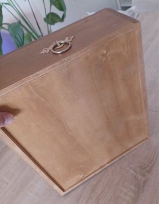 Caja de vino vintage decorada con mapa antiguo