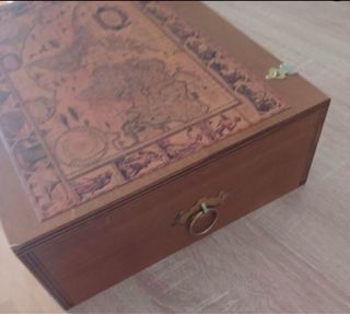 Caja de vino vintage decorada con mapa antiguo