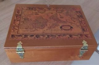 Caja de vino vintage decorada con mapa antiguo