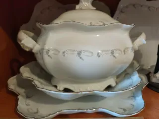 Juego de porcelana blanco y dorado