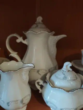 Juego de porcelana blanco y dorado