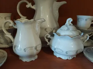 Juego de porcelana blanco y dorado