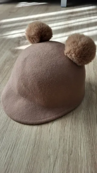 Sombrero niña de fieltro con dos pompones. 53 cm.