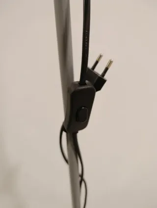 Lámpara de pie gris y blanca