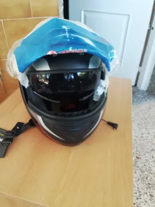 Casco de moto negro con detalles