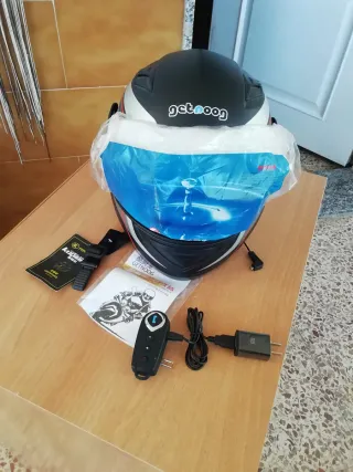 Casco de moto negro con detalles