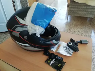 Casco de moto negro con detalles