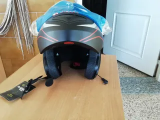 Casco de moto negro con detalles