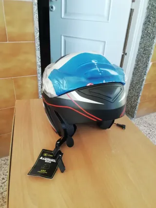 Casco de moto negro con detalles
