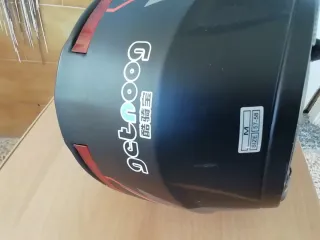 Casco de moto negro con detalles